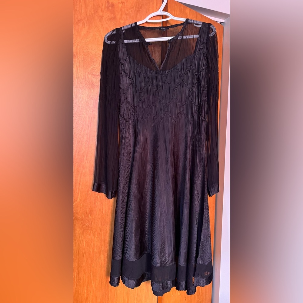 Komarov Black Long Sleeve Dress (Large)
Issey Miyake inspired